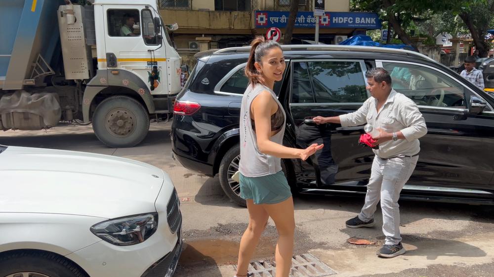 rakul-preet-singh-was-snapped-at-the-gym-in-bandra-staying-fit-and-fabulous-as-always